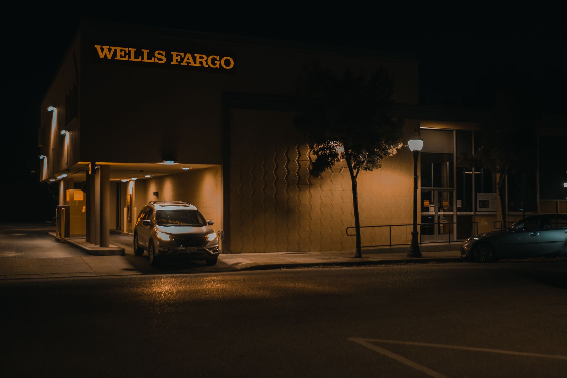 Wells Fargo hold rating